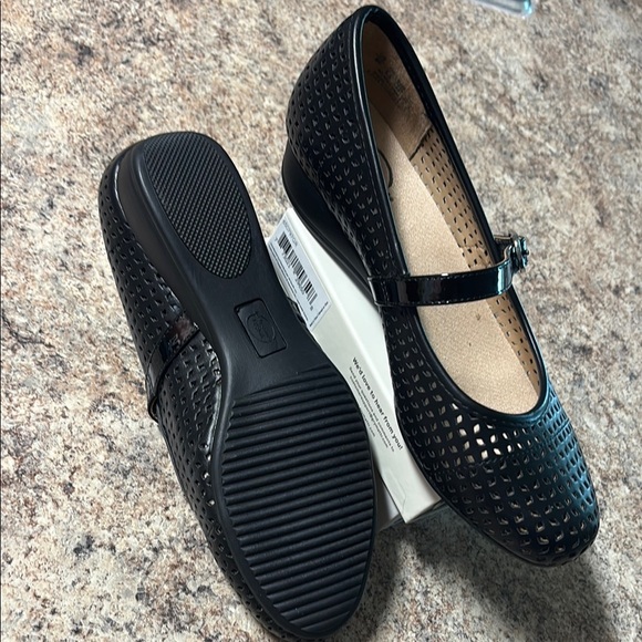 Life Stride Black Flats with Perforated Design - Picture 4 of 10